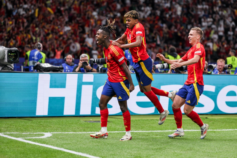  英超赛场现无人机抗议，呼吁放宽酒精销售限制  